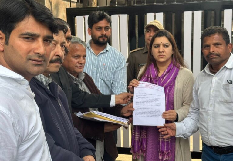 देहरादून में बिगड़ती कानून व्यवस्था और शिक्षा निदेशक पर हुए हमले को लेकर जिलाधिकारी के माध्यम से मुख्यमंत्री को सौंपा ज्ञापन