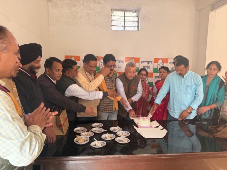 कांग्रेस कार्यकर्ताओं ने मनाया मोहन सिंह खत्री का जन्मदिन, केक काटकर दी शुभकामनाएं