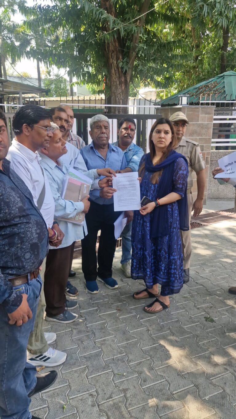 इंदिरा मार्केट पुनर्विकास कार्य ठप, प्रभावितों ने जिलाधिकारी कार्यालय पर किया जोरदार प्रदर्शन, सौंपा ज्ञापन