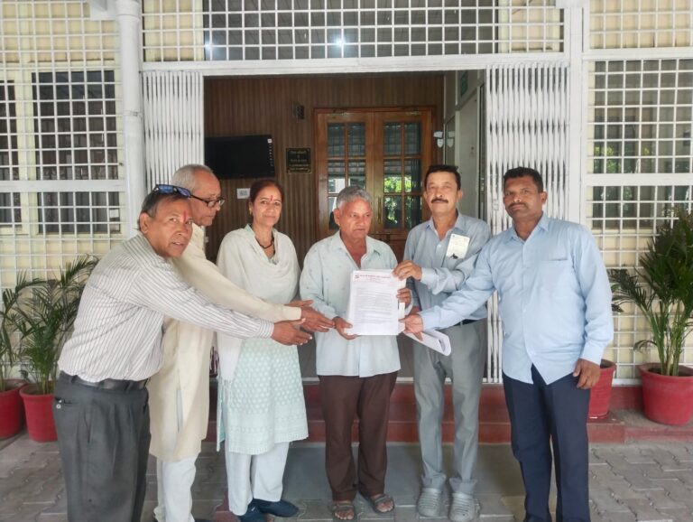 सुरक्षा दीवार निर्माण में अनियमितता के खिलाफ, जिलाधिकारी को सौंपा ज्ञापन