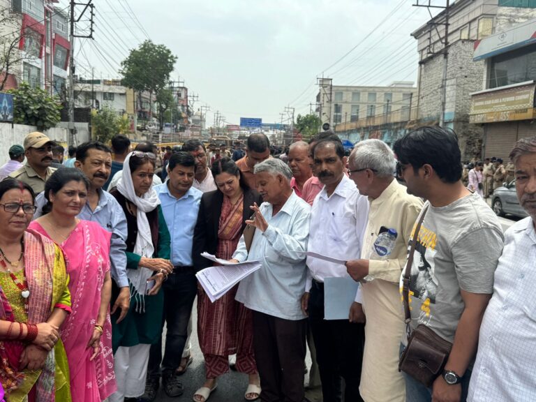 विधानसभा के बाहर विभिन्न सामाजिक एवं राजनीतिक व श्रमिक संगठनों ने  किया जोरदार प्रदर्शन