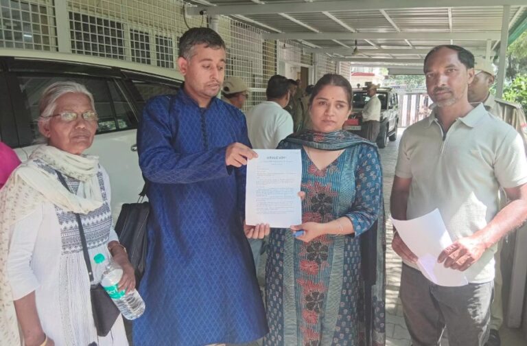 बिन्दाल-रिस्पना नदी क्षेत्र में बाढ़ पीड़ितों ने डीएम को सौंपा ज्ञापन, तटबन्ध निर्माण सहित पाँच सूत्री माँगें रखी