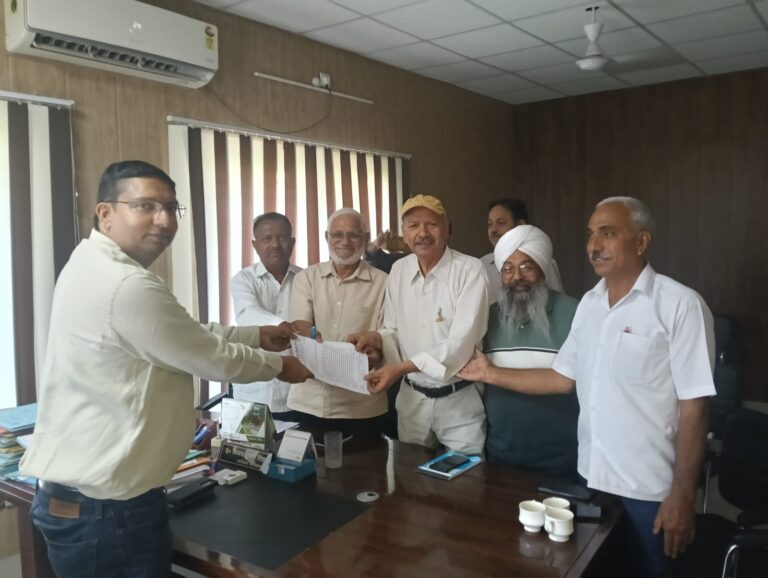 इन्दिरा मार्केट पुनर्विकास योजना में देरी पर व्यापारियों का प्रदर्शन, MDDA को सौंपा ज्ञापन