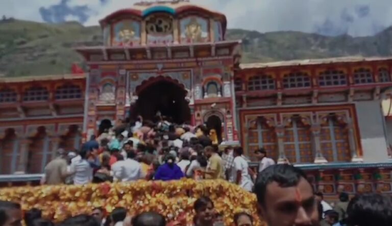 बद्रीनाथ धाम में नारायण दर्शन हेतु भक्तों में दिखी होड़