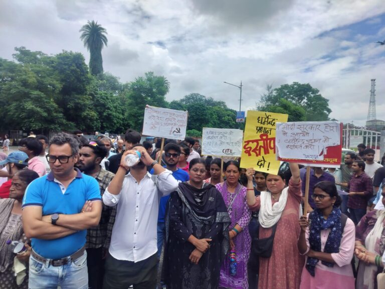 जंतर-मंतर में छात्रों पर हुए बर्बर लाठीचार्ज के विरोध में देहरादून में प्रदर्शन एवं मार्च
