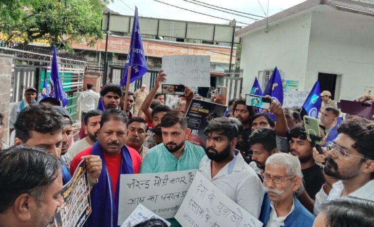 देहरादून आजाद समाज पार्टी भीम आर्मी ने छात्रहित में जिलाधिकारी के माध्यम से राष्ट्रपति को भेजा ज्ञापन