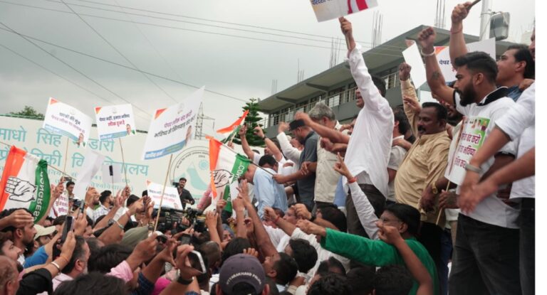 उत्तराखंड तकनीकी विश्वविद्यालय पेपर लीक मामले में कांग्रेस का जोरदार प्रदर्शन, तकनीकी शिक्षा मंत्री धन सिंह रावत का किया पुतला दहन