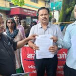 बाढ़ पीड़ितों ने प्रदर्शन के माध्यम से डीएम को सौंपा ज्ञापन, पुश्ता निर्माण और मुआवजे की मांग