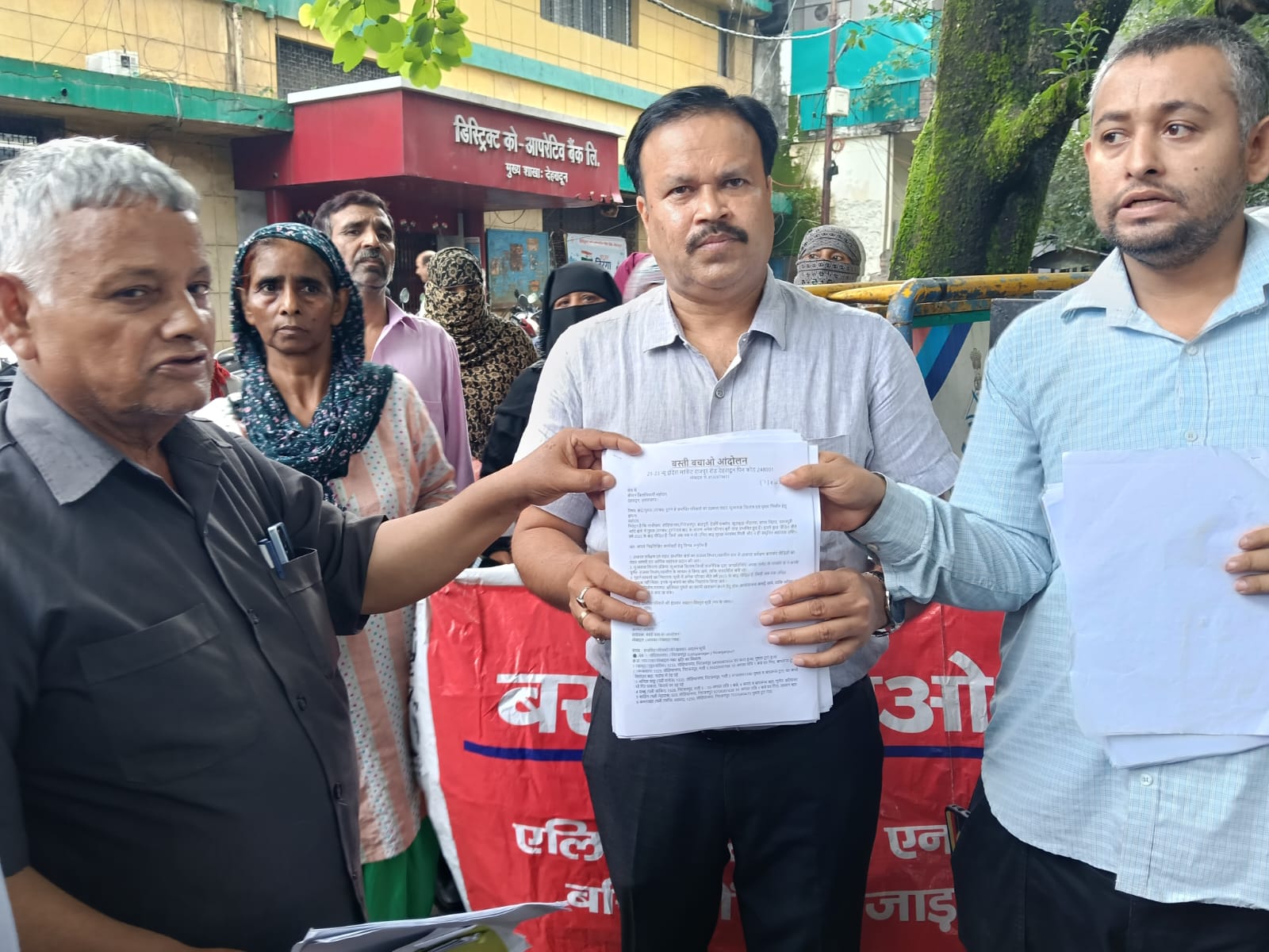 बाढ़ पीड़ितों ने प्रदर्शन के माध्यम से डीएम को सौंपा ज्ञापन, पुश्ता निर्माण और मुआवजे की मांग