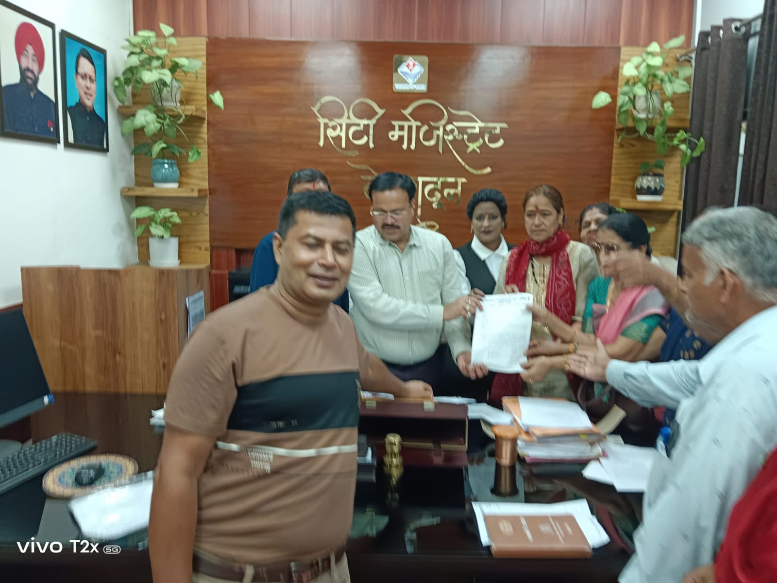 कावली रोड की बदहाली पर फूटा लोगों का गुस्सा, DM को सौंपा ज्ञापन