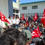 मांगों पर कार्रवाई नहीं होने से भड़का आक्रोश, संविदा श्रमिकों ने अपर श्रम आयुक्त का किया घेराव