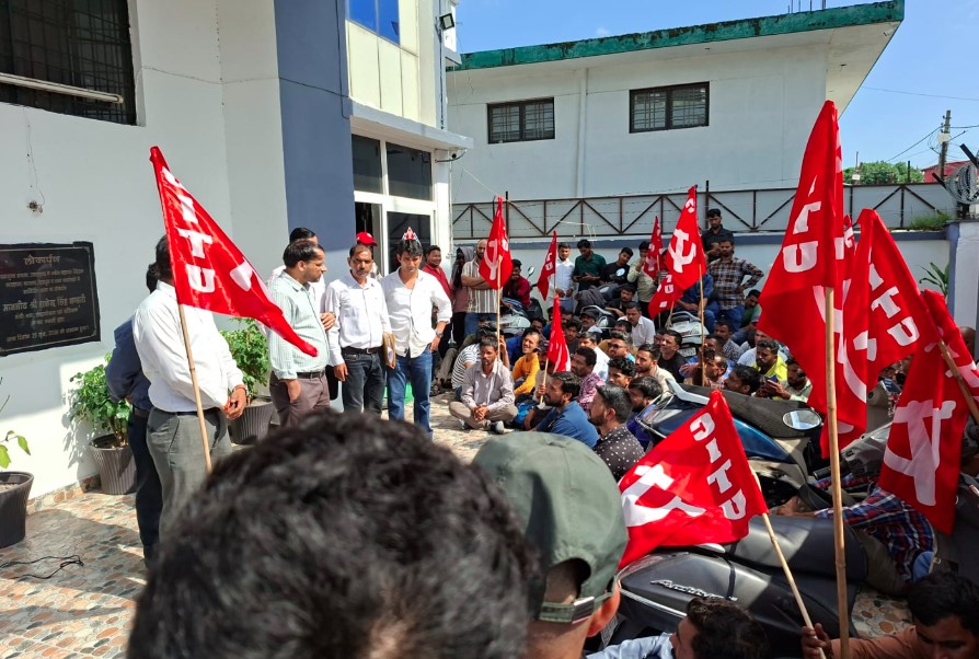 मांगों पर कार्रवाई नहीं होने से भड़का आक्रोश, संविदा श्रमिकों ने अपर श्रम आयुक्त का किया घेराव