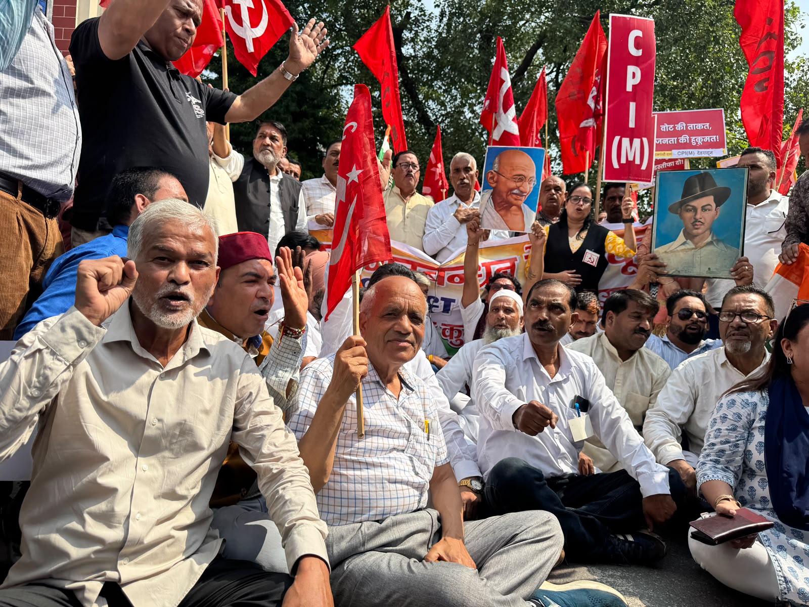 एसआईआर के खिलाफ देहरादून में इंडिया गठबंधन का हल्लाबोल, ज्ञानेश कुमार का फूंका पुतला