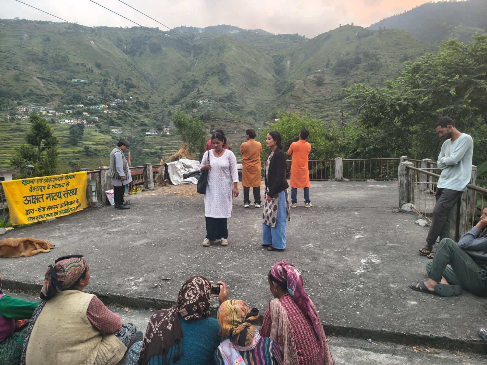 देवाल के दुर्गम गांवों में नुक्कड़ नाटकों से सरकारी योजनाओं का प्रचार, लोकगीतों के जरिए ग्रामीणों को कर रहे जागरूक
