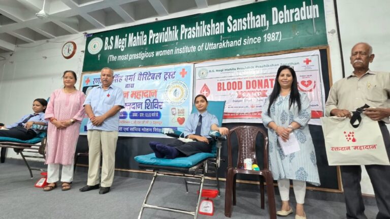 देहरादून में छात्राओं ने पेश की मानवता की मिसाल, 53 ने किया रक्तदान