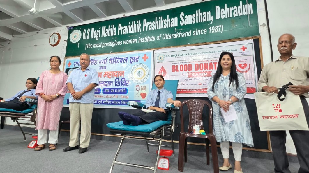 देहरादून में छात्राओं ने पेश की मानवता की मिसाल, 53 ने किया रक्तदान