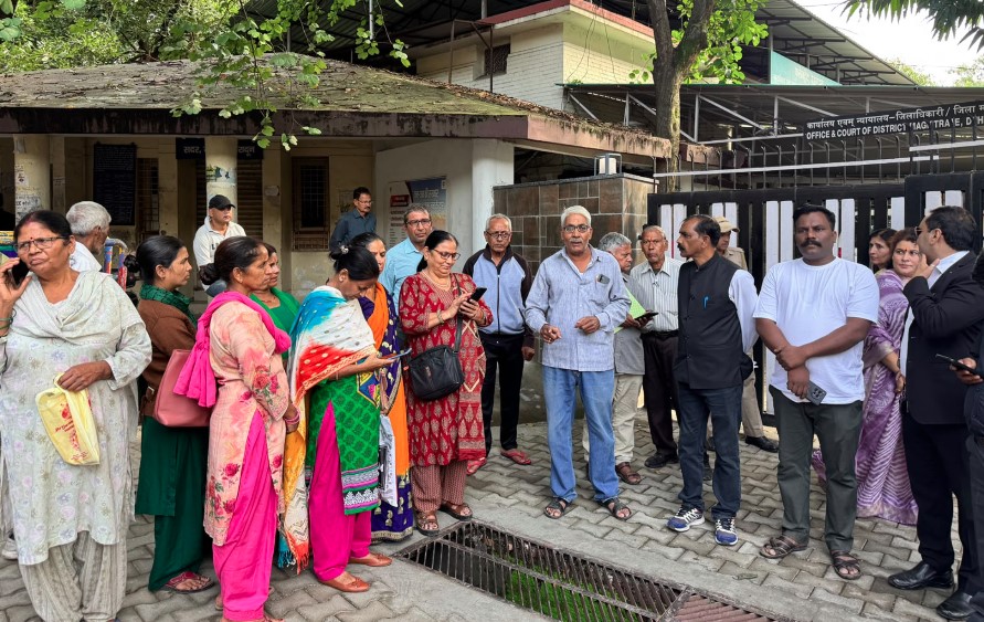आवासीय कॉलोनियों में अवैध कारोबार पर कार्रवाई के बीच छोटे दुकानदारों को राहत देने की मांग, CPI(M) ने डीएम को सौंपा ज्ञापन