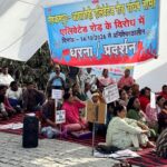 मोहकमपुर-आशारोड़ी एलिवेटेड रोड के विरोध में उतरे संगठन, विधानसभा के सामने दिया धरना